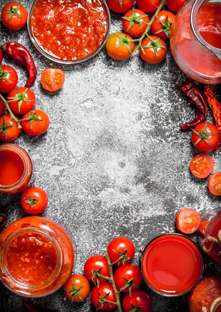 Frame van verse tomaten, sap, ketchup en saus