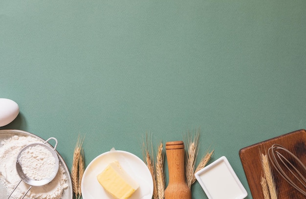 Frame van voedselingrediënten voor het bakken op een groene pastelachtergrond Koken plat lag met kopieerruimte Bovenaanzicht Bakconcept Mockup