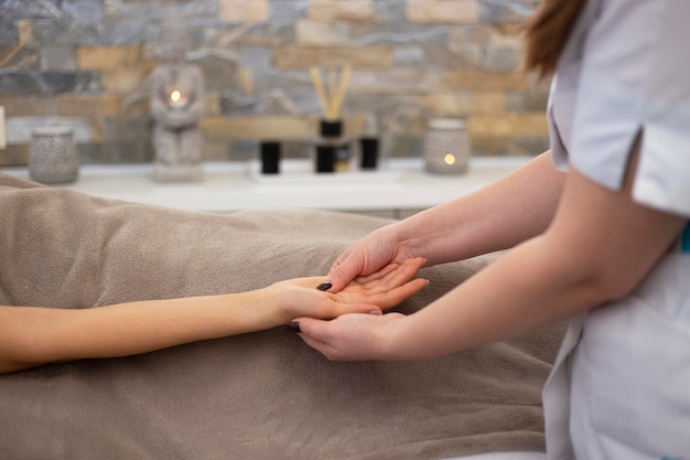 Vista del telaio della donna che riceve un massaggio alle mani presso la spa vista orizzontale