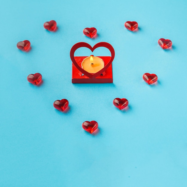 Frame voor Valentijnsdag van kiezelstenen en papieren harten op een blauwe achtergrond