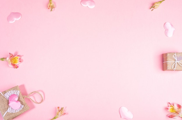 Каркас из плетеной сумочки, подарочной коробки, розовых сердечек, цветов альстромерии. День святого Валентина праздничный макет.