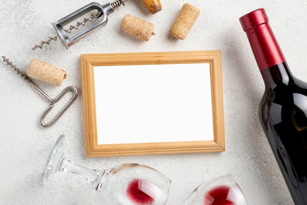 Foto cornice di bottiglie di vino e bicchieri