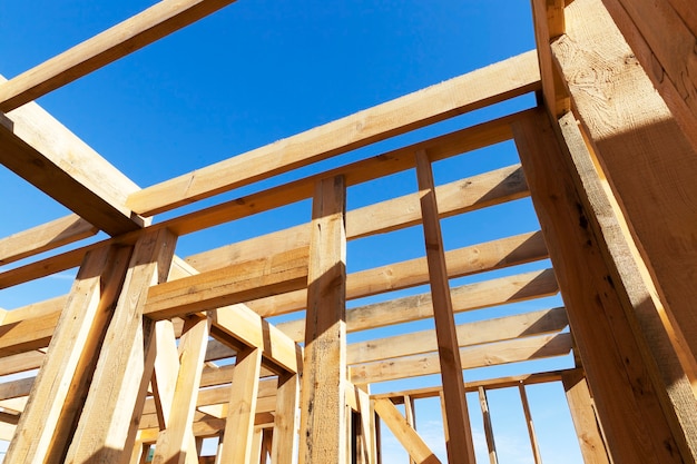 Photo the frame of the wooden house during the beginning of construction