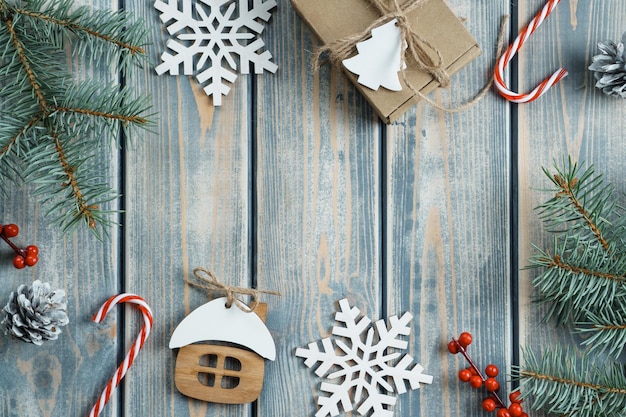 Frame Xmas wenskaart met houten kopie ruimte Kegels lollipop bessen sneeuwvlokken aanwezig en kerstboomtak