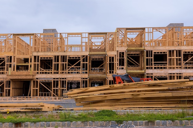 Framebalk van nieuw huis in aanbouw huis inlijsten