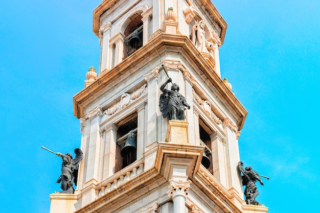 이탈리아 캄파니아 폼페이의 로사리오 성모 성지 탑의 조각