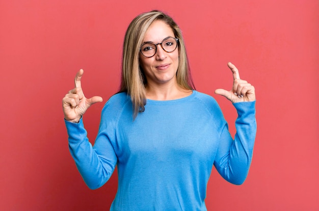 Framing of overzicht van eigen glimlach met beide handen op zoek positief en gelukkig wellness-concept