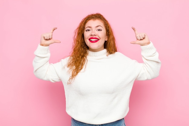 Foto inquadrare o delineare il proprio sorriso con entrambe le mani, aspetto positivo e felice, concetto di benessere