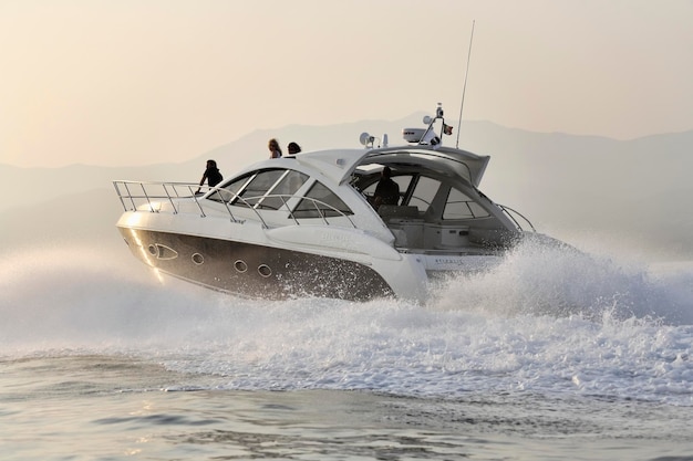 フランス コルシカ島 アジャクシオ 豪華ヨット Azimut Atlantis 50'