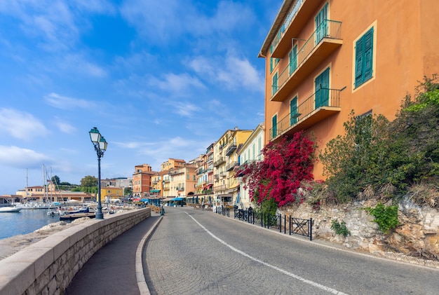 프랑스 프렌치 리비에라 빌프랑슈(French French Riviera Villefranche) 구시가지 거리, 유서 깊은 시내 중심가 근처 바다 산책로