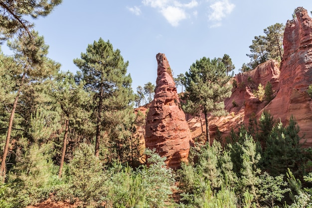 Foto francia - roussillon, noto per i suoi grandi giacimenti di ocra trovati nell'argilla che circonda il villaggio.