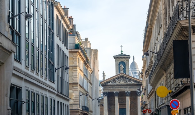 Francia. giornata estiva a parigi. cattedrale con colonne alla fine di una stradina