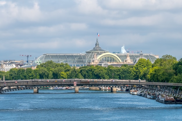 フランス。パリの夏の日。セーヌ川の堤防には、大宮殿の屋根と住宅用のはしけが係留されています。