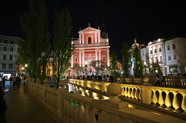 Franciscaanse kerk op Preseren quare 's nachts, Ljubljana, Slovenië