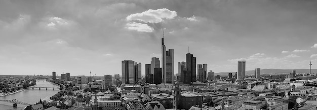 Frankfurt am Main panorama in zwart-wit