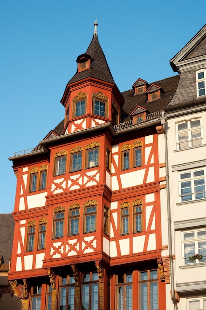 Foto francoforte, germania - casa di architettura tradizionale in piazza romerberg