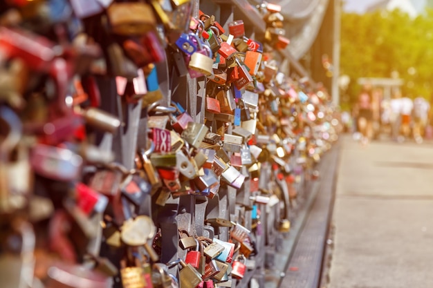 L'amore di francoforte si chiude sul ponte eiserner steg in germania