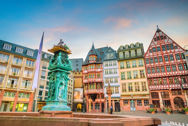 Frankfurt Oude stadsplein romerberg bij schemering in Duitsland.