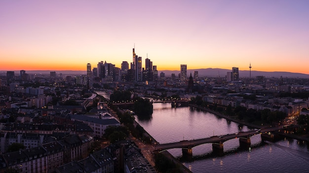 Frankfurt Skyline silhouet bij zomerzonsondergang Panorama