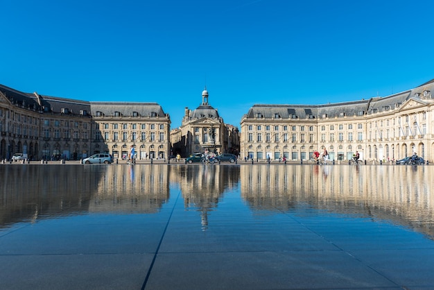 Foto frankrijk, bordeaux - 20 september: beroemde spiegelfontein voor place de la bourse in bordeaux, frankrijk op 20 september 2015