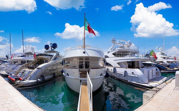 Frankrijk Cote D Azur en Franse Rivièra, jachthaven en haven van Cannes nabij historisch stadscentrum