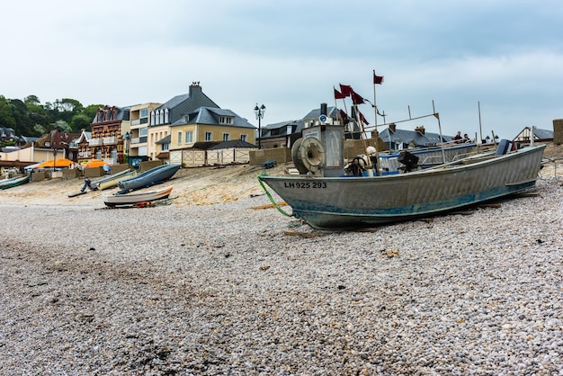 FRANKRIJK, ETRETAT - 29 mei: uitzicht op het strand en vissersboten in Etretat, Frankrijk op 29 mei 2015. Slecht weer