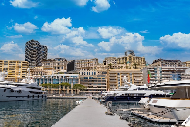 Frankrijk Franse Rivièra Monte Carlo jachthaven met luxe jachten en auto's in de baai van Monaco