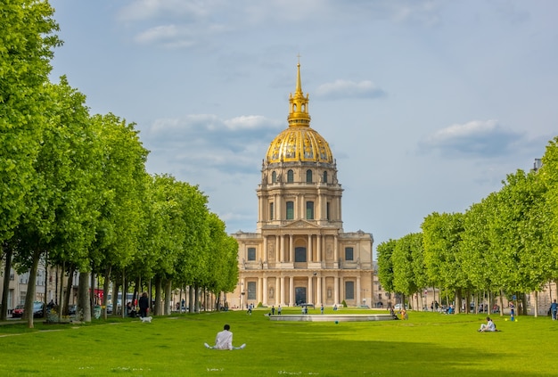Frankrijk, Parijs. Kapel van Saint Louis des Invalides (begrafenisplaats van Napoleon). Mensen rusten op een groen gazon