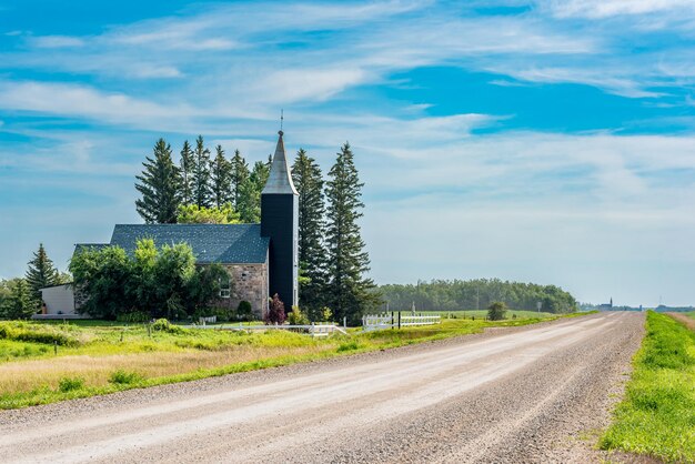 Лютеранская церковь Франкслейка, построенная из полевого камня, недалеко от Франкслейка, Саскачеван, Канада.