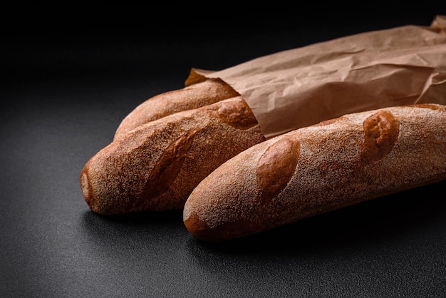 Frans baguettebrood op een donkere betonnen achtergrond Voor het maken van heerlijke bruschetta thuis