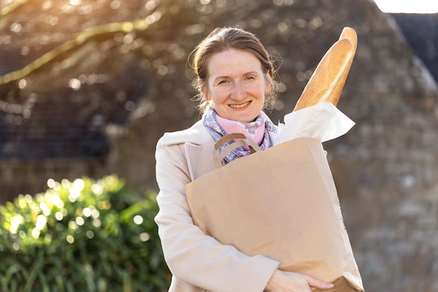 Frans meisje met stokbrood aan de straatkant van de stad