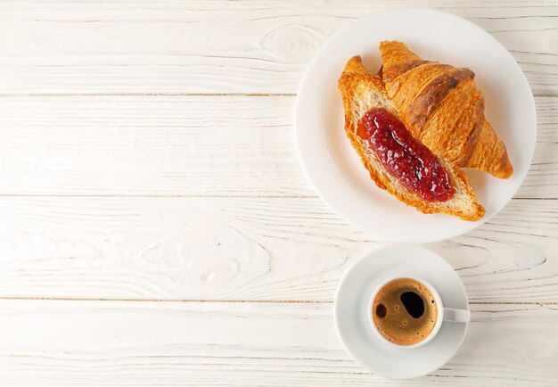 Foto frans ontbijt heerlijke verse croissants met jam en een kop koffie