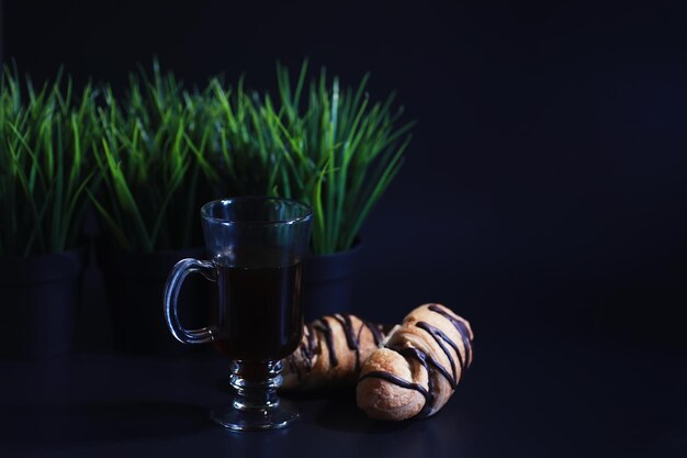 Frans ontbijt op tafel Koffiecroissant met chocolade en een karaf met slagroom Vers gebak en cafeïnevrije koffie