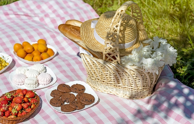 Frans stokbrood en bloemen in een mand Picknick eten