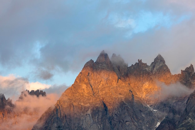 Franse Alpen in de buurt van de Aiguille du Midi uitzicht vanaf Chamonix MontBlanc in zonsonderganglichten Frankrijk