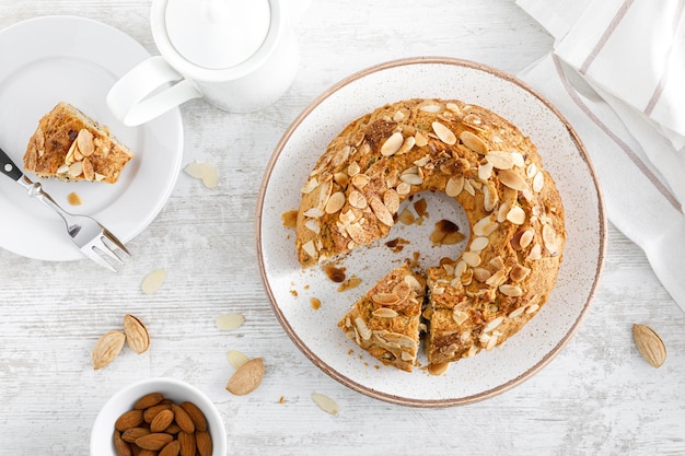 Franse amandelcake met noten Bovenaanzicht overhead