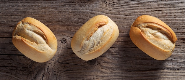 Franse broodjes op een houten tafel