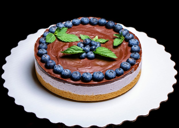 Foto franse cake met yoghurtroom, chocolade en vers bosbessenfruit