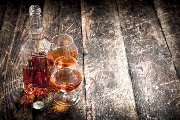 Franse cognac in een fles met glazen