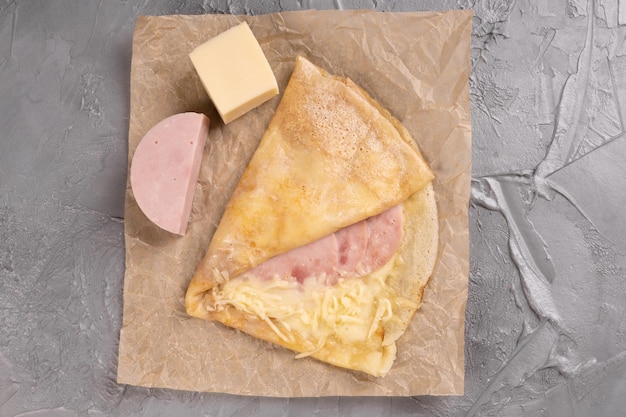 Franse crêpe pannenkoeken gevulde ham en kaas bovenaanzicht
