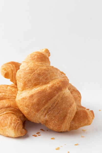 Franse croissant geïsoleerd op witte achtergrond Selectieve aandacht