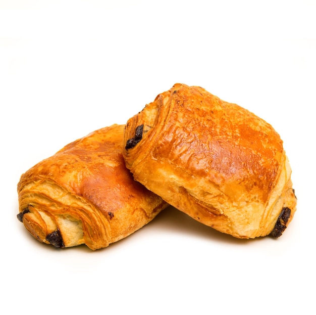 Franse croissant met chocolade op witte achtergrond