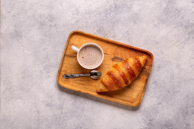 Franse croissant Versgebakken croissants met koffie op een donkere stenen achtergrond