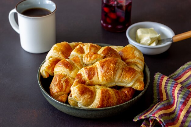 Franse croissants. Gebakjes. Ontbijt. Nationale keuken. Vegetarisch eten.