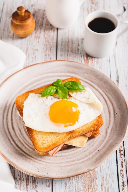 Franse croque madame warme ontbijt sandwich op een bord op de tafel verticale weergave