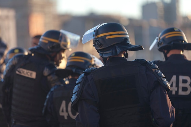 Franse CRS-officieren in oproeruitrusting in Marseille