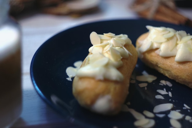 Franse dessertquiche eclairs amandelboter en koffie latte sfeervol rustiek spatscherm of achtergrond