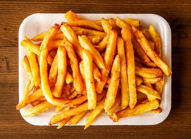 Franse friet of aardappelchips geserveerd in een schotel geïsoleerd op een houten achtergrond bovenaan een uitzicht op Indiase specerijen en Pakistaans voedsel