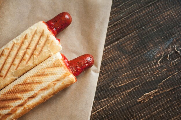 Franse hotdogs op houten achtergrond