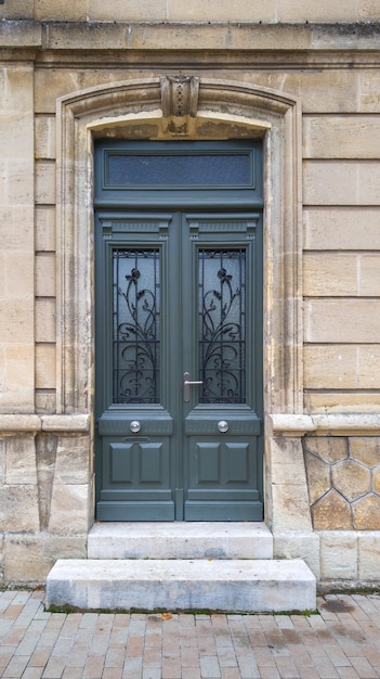 Franse houten traditionele Europese ingang van een privéhuis in het stadscentrum
